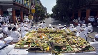 Upacara yang digelar di perempatan jalan raya tersebut diselenggarakan secara sederhana.
