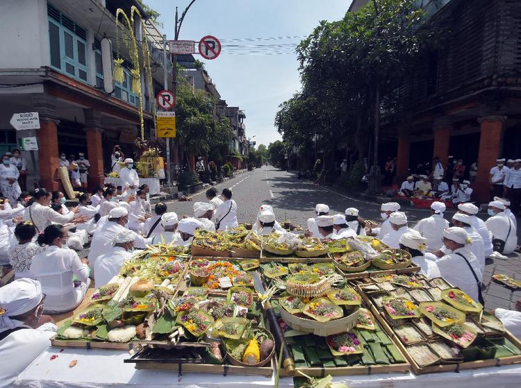 Umat Hindu Gelar Upacara Nangluk Merana di Jalanan Bali