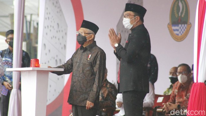 Wapres Ma'ruf Resmikan Monumen Pahlawan COVID-19 di Bandung Wakil Presiden RI Ma'ruf Amin meresmikan Monumen Pahlawan COVID-19 Jawa Barat di Jl Surapati, Kota Bandung pada Sabtu (4/12/2021).