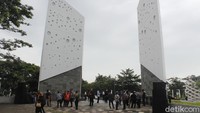 Gubernur Jabar Ridwan Kamil menjelaskan konsep Monumen Pahlawan COVID-19 dibuat seperti gerbang. Ia menyebut, gerbang tersebut mewakili dua sisi yakni keluar darj kegetiran dan optimisme melewati wabah.