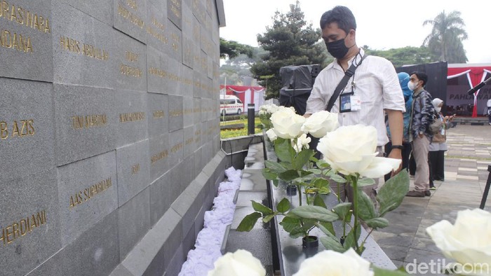 Wakil Presiden RI Ma'ruf Amin meresmikan Monumen Pahlawan COVID-19 Jawa Barat di Jl Surapati, Kota Bandung pada Sabtu (4/12/2021).