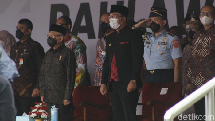 Wakil Presiden RI Ma'ruf Amin meresmikan Monumen Pahlawan COVID-19 Jawa Barat di Jl Surapati, Kota Bandung pada Sabtu (4/12/2021).
