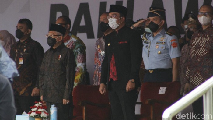 Wapres Ma'ruf Resmikan Monumen Pahlawan COVID-19 di Bandung Wakil Presiden RI Ma'ruf Amin meresmikan Monumen Pahlawan COVID-19 Jawa Barat di Jl Surapati, Kota Bandung pada Sabtu (4/12/2021).