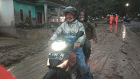 Sesaat setelah letusan, terlihat beberapa warga menyelamatkan diri. ANTARA FOTO/Hermawan.