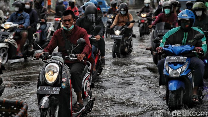 Waspada, Jalan RE Martadinata Ancol Terendam Banjir Rob Petugas gabungan mengatur lalu lintas di kawasan yang terendam air rob di Jalan RE Martadinata, Ancol, Nakarta Utara, Sabtu (4/12/2021) pagi. Banjir rob tersebut terjadi sejak Jumat (2/12).