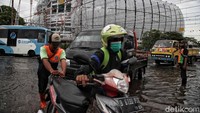 Air rob ini terjadi karena kenaikan air pasang laut. Selain itu air rob ini membuat kendaraan motor mogok.