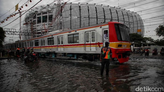 Waspada, Jalan RE Martadinata Ancol Terendam Banjir Rob Petugas gabungan mengatur lalu lintas di kawasan yang terendam air rob di Jalan RE Martadinata, Ancol, Nakarta Utara, Sabtu (4/12/2021) pagi. Banjir rob tersebut terjadi sejak Jumat (2/12).