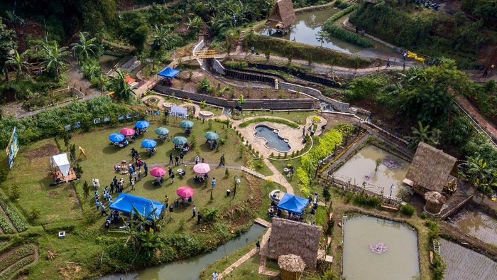 Foto udara Taman Wisata Air Cisurupan di Cilengkrang, Bandung, Jawa Barat, Jumat (3/12/2021). Pemerintah Kota Bandung meresmikan Taman Wisata Air yang diberinama 