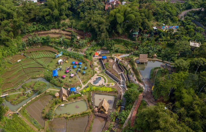 Foto udara Taman Wisata Air Cisurupan di Cilengkrang, Bandung, Jawa Barat, Jumat (3/12/2021). Pemerintah Kota Bandung meresmikan Taman Wisata Air yang diberinama 