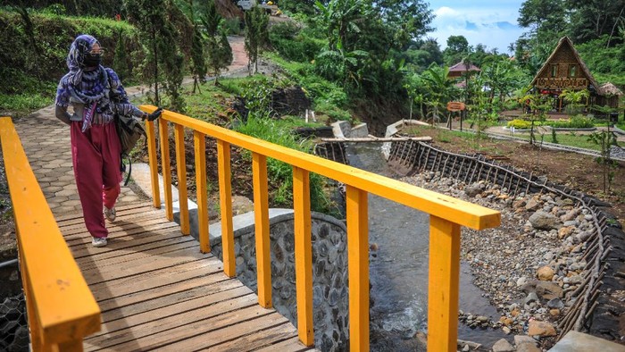 Foto udara Taman Wisata Air Cisurupan di Cilengkrang, Bandung, Jawa Barat, Jumat (3/12/2021). Pemerintah Kota Bandung meresmikan Taman Wisata Air yang diberinama 