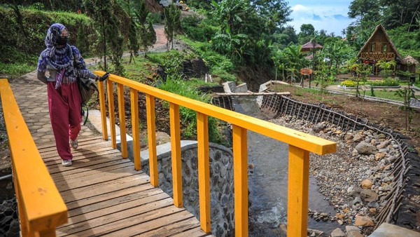 Pemerintah Kota Bandung meresmikan Taman Wisata Air yang diberinama Wetland Cisurupan.