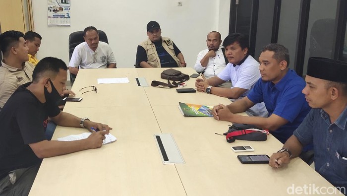 Anggota DPRD Labura dari lintas Fraksi saat menyampaikan keterangan pers