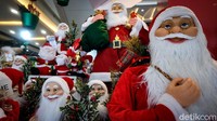 Berbagai pernak-pernik dijual seperti replika pohon cemara, patung Sinterklas, hingga ornamen bola Natal.