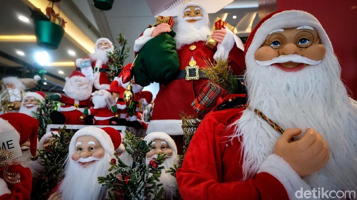 Berbelanja pernak-pernik jadi salah satu kegiatan yang dilakukan warga menjelang Natal. Beragam pernak-pernik khas Natal pun tampak menghiasi pusat perbelanjaan