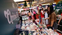 Masyarakat antusias mengajak serta keluarga memburu pernak-pernik Natal.