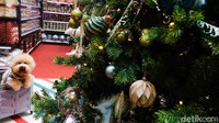 Pernak-pernik Natal dijual dengan harga yang bervariasi.