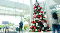 Suasana Natal juga terasa ketika pengunjung memasuki mal. Terdapat pohon Natal raksasa dipajang di pintu masuk.