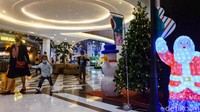 Pernak-pernik lainnya bernuansa Natal juga mejeng di sudut-sudut mal.