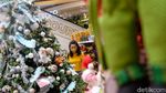 Akhir Pekan, Warga Buru Pernak-Pernik Natal di Pusat Perbelanjaan