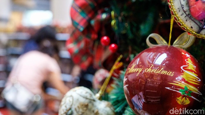 Berbelanja pernak-pernik jadi salah satu kegiatan yang dilakukan warga menjelang Natal. Beragam pernak-pernik khas Natal pun tampak menghiasi pusat perbelanjaan