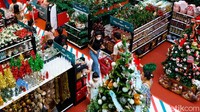 Memanfaatkan waktu akhir pekan, warga membeli aksesoris Natal di Living World Alam Sutera, Tangerang Selatan, Minggu (5/12/2021).