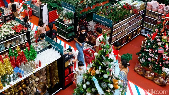Berbelanja pernak-pernik jadi salah satu kegiatan yang dilakukan warga menjelang Natal. Beragam pernak-pernik khas Natal pun tampak menghiasi pusat perbelanjaan