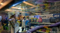 Pengunjung tampak antusias melihat pameran ikan hias di Living World Alam Sutera.