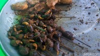 Tak hanya kulit, tapi ada juga sate usus, sate ati ampela, sate jantung, dan lainnya. Aneka sate ini dibanderol harga Rp 2.000 saja. Foto: detikFood/Yenny Mustika Sari
