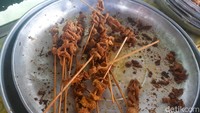 Selain ayam goreng, aneka sate di sini juga bisa kamu pesan. Sate kulit yang renyah ini menjadi primadona. Foto: detikFood/Yenny Mustika Sari