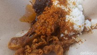 Seporsi ayam goreng di sini disajikan dengan nasi hangat, 1 potong ayam, serundeng, dan sambal terasi. Harganya Rp 8.000 saja untuk potongan ayam yang kecil. Foto: detikFood/Yenny Mustika Sari