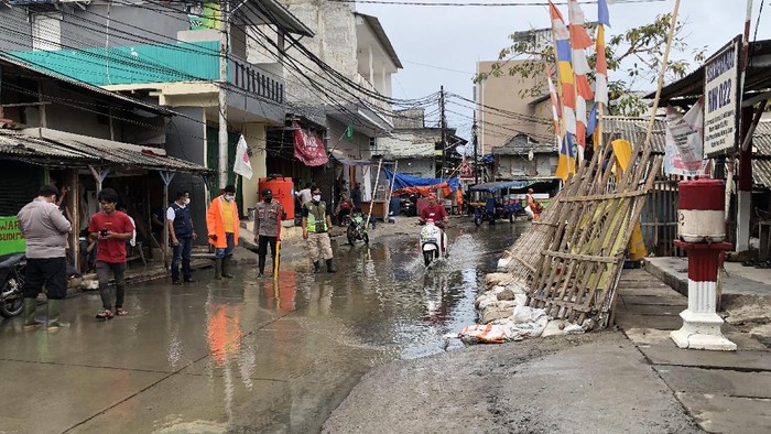 Banjir rob sempat genangi kawasan Muara Angke pagi ini. (Foto: Hanafi/detikcom)