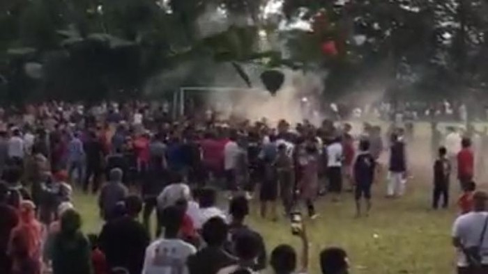 Bentrokan antar kampung di Sukabumi.