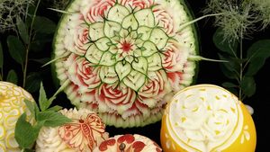 Cantiknya Buah dan Sayuran yang Diukir Jadi Bunga hingga Ikan Koi