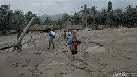 Mereka datang untuk mencari kerabat maupun menyelamatkan barang berharga.