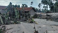 Penampakan sejumlah rumah yang tampak rusak terdampak erupsi Gunung Semeru.