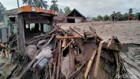 Imbas erupsi Gunung Semeru, sejumlah warga kini mengungsi ke rumah kerabat maupun masjid dan balai desa.