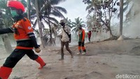 Setidaknya 1.000 warga harus mengungsi karena tempat tinggalnya rusak diterjang abu vulkanik.