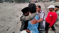 Sebelumnya, Gunung Semeru erupsi sekitar pukul 14.47 WIB. Warga berlarian menyelamatkan diri. Beberapa desa yang terdampak awan panas Gunung Semeru, yakni Kecamatan Pronojiwo meliputi Desa Curah Kobokan dan Desa Supiturang. Serta Kecamatan Candipuro meliputi Desa Sumberwuluh.