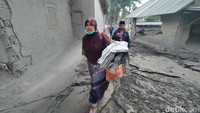 Sejumlah warga berdatangan ke lokasi terdampak erupsi Gunung Semeru di kawasan Lumajang, Jawa Timur, Minggu (5/12/2021).