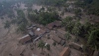 Foto udara kondisi permukiman warga yang tertimbun material guguran awan panas Gunung Semeru di Desa Sumber Wuluh, Lumajang, Jawa Timur. Antara Foto/Zabur Karuru