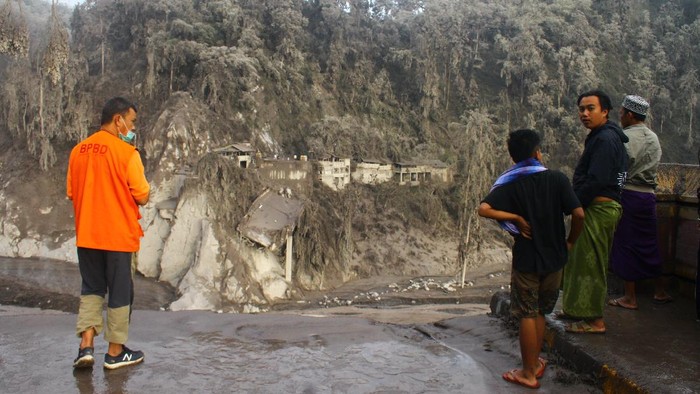 Diterjang Lahar Dingin Semeru, Jembatan Gladak Perak Putus Jembatan Gladak Perak di Candipuro, Lumajang, putus diterjang lahar dingin usai Gunung Semeru Erupsi. Berikut penampakannya.