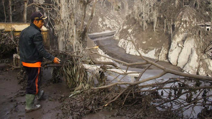 Diterjang Lahar Dingin Semeru, Jembatan Gladak Perak Putus Jembatan Gladak Perak di Candipuro, Lumajang, putus diterjang lahar dingin usai Gunung Semeru Erupsi. Berikut penampakannya.