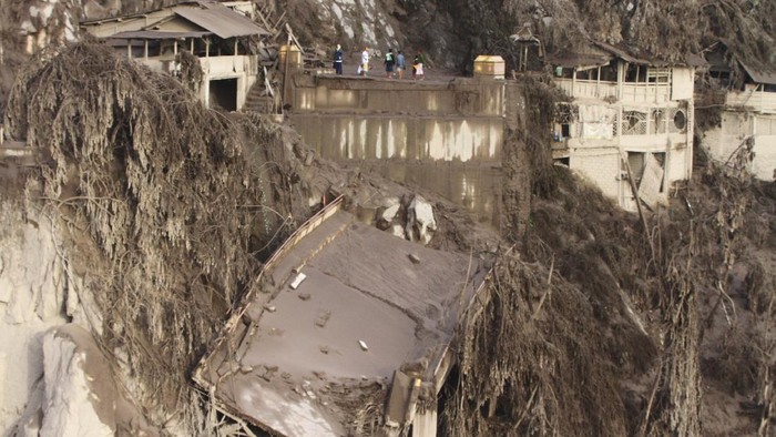 Jembatan Gladak Perak di Candipuro, Lumajang, putus diterjang lahar dingin usai Gunung Semeru Erupsi. Berikut penampakannya.