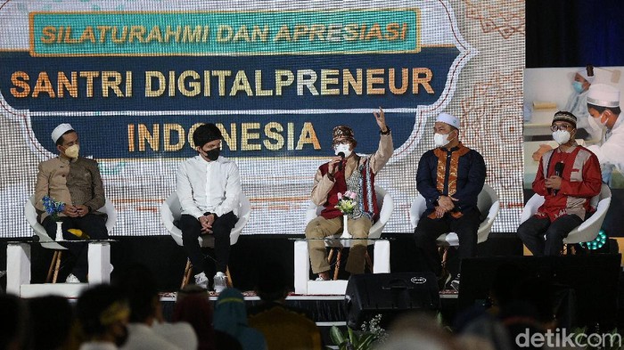 Santri DigitalPreneur Indonesia jadi upaya Kemenparekraf untuk kembangkan ekosistem ekonomi kreatif. Salah satunya dengan latih para santri jadi digital preneur