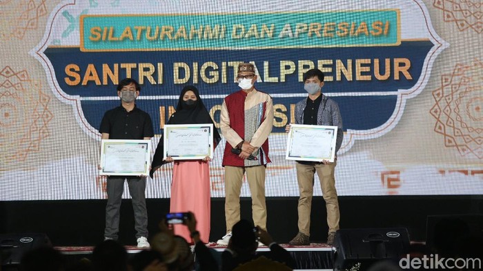 Dorong Ekraf, Sandiaga Uno Dukung Santri Jadi Konten Kreatif Santri DigitalPreneur Indonesia jadi upaya Kemenparekraf untuk kembangkan ekosistem ekonomi kreatif. Salah satunya dengan latih para santri jadi digital preneur
