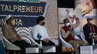 Menteri Pariwisata dan Ekonomi Kreatif Sandiaga Uno (ketiga kanan) bersama content creator Atta Halilintar (tengah) dan Direktur Aplikasi Permainan TV dan Radio Kemenparekraf Syaifullah (kedua kanan), Executive Producer Riko The Series Yuda Wirafianto (kanan), Pendawah Husein Jafar (ketiga kiri) menjadi pembicara pada media gathering puncak dan penutupan Santri Digitalpreneur Indonesia di Pondok Pesantren Darunnajah, Jakarta, Sabtu (4/12/2021).