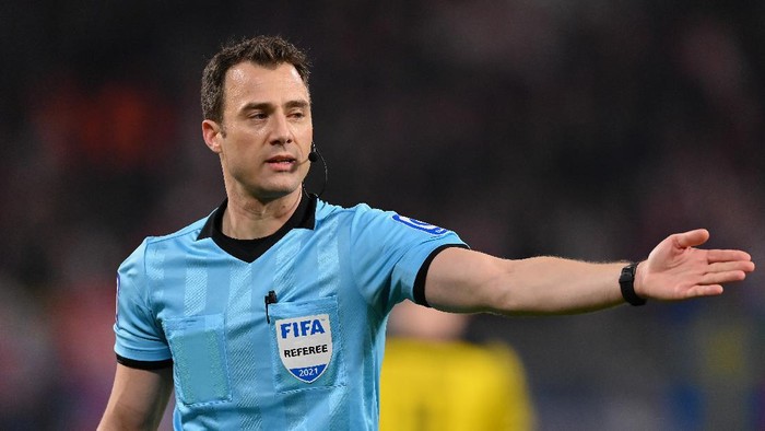 LEIPZIG, GERMANY - NOVEMBER 06: Referee Felix Zwayer looks on during the Bundesliga match between RB Leipzig and Borussia Dortmund at Red Bull Arena on November 06, 2021 in Leipzig, Germany. (Photo by Stuart Franklin/Getty Images)