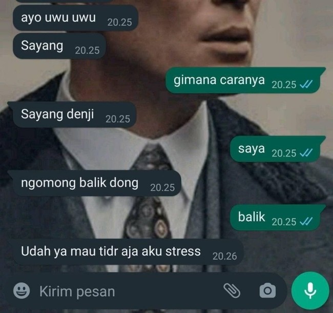 Saking capeknya sampai udah nggak tahu lagi mau ngomong apa, mending tidur aja deh.. Ada yang punya pacar kayak gini juga? Foto: Instagram/@awreceh.id