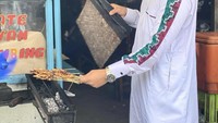 Saking doyannya kulineran, Syakir Daulay sampai tertarik untuk mencoba satenya sendiri. Gayanya bahkan seperti penjual sate handal. Foto: Instagram @syakirdaulay