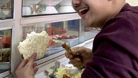 Ini bukti lain bahwa Syakir tak gengsi makan di kaki lima, ini momennya saat makan di warteg. Ia bahkan memesan beberapa lauk. Foto: Instagram @syakirdaulay